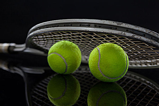 特写,荧光,黄色,网球,球拍,黑色背景
