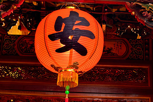 中国寺庙用来祈福的大红灯笼