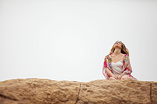 女人,放松,岩石上,排列,峡谷,洛杉矶,加利福尼亚,美国