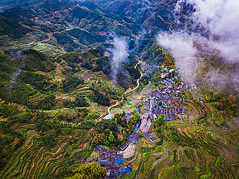 航拍浙南古村落,梯田