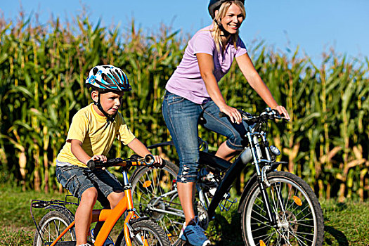 家庭,骑自行车,自行车,夏天,母亲,儿子