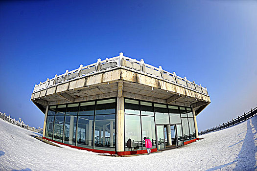天门山雪地里的建筑