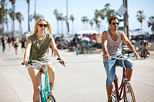 情侣,骑自行车,威尼斯海滩,洛杉矶,加利福尼亚,美国