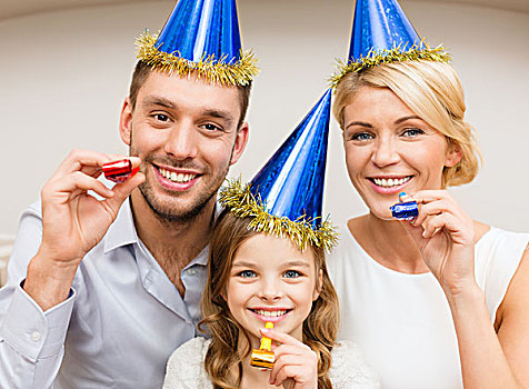 庆贺,家庭,休假,生日,概念,三个,微笑,女人,穿,蓝色,帽子,吹,鹿角