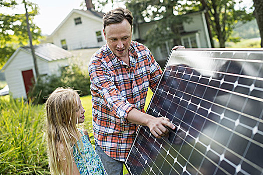 一个,男人,女孩,看,太阳能电池板,花园
