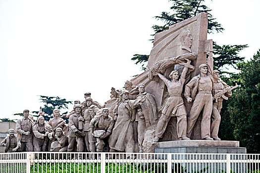 北京毛主席纪念堂门口两侧的雕塑