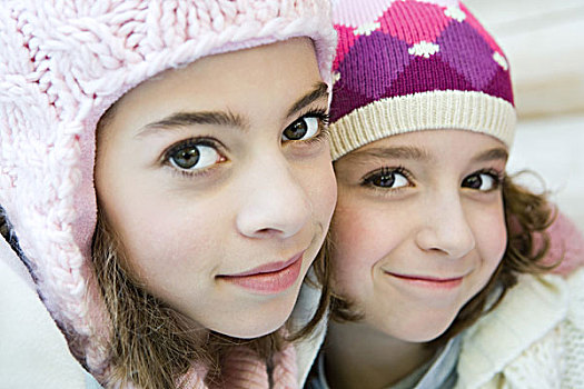 两个,年轻,姐妹,看镜头,微笑,穿,针织帽,脸贴脸,头像