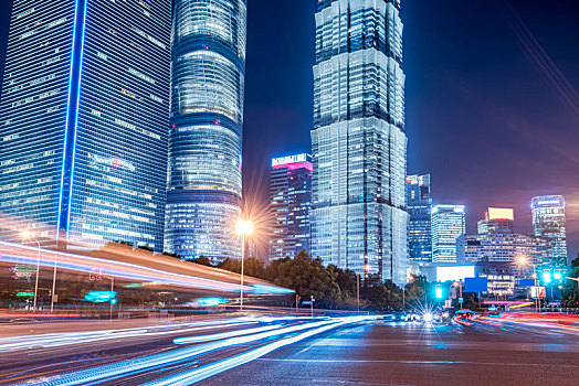 上海金融区街道车流光影轨迹夜景