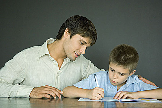 父子,男人,看,俯视,肩部,家庭作业