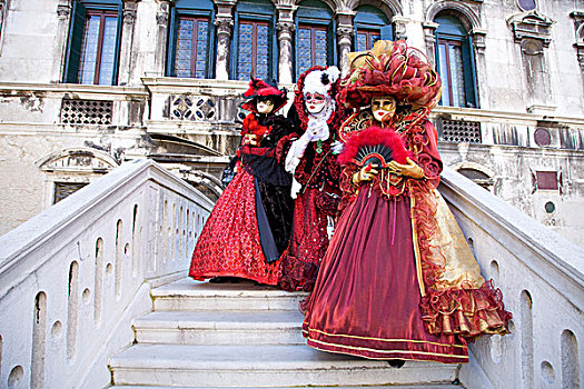 意大利,威尼斯,三个女人,衣服,服饰,狂欢,节日,站立,桥