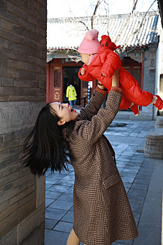 2022年2月6日,山东淄博市民纷纷来到周村古城,和家人乐享假日生活,欢度新春佳节,萌娃和宝妈一同享受难得的亲子时光