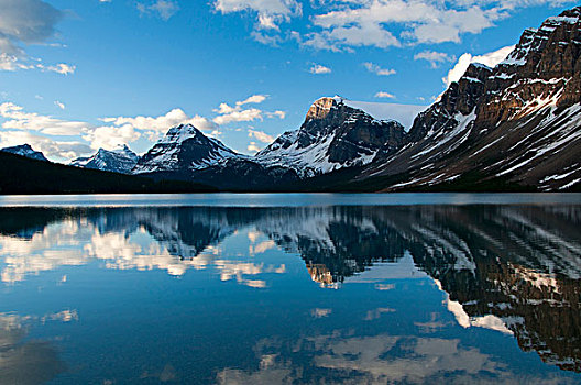 反射,山峦,弓湖,班芙国家公园,艾伯塔省,加拿大