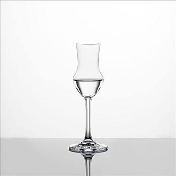 格拉巴酒,玻璃杯