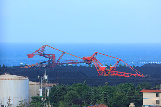 山东省日照市,碧海与帆船辉映下的海龙湾风景如画