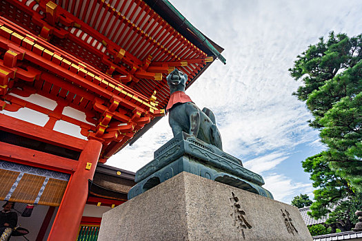 日本京都伏见稻荷大社楼门前的狐狸雕塑