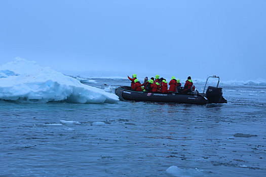 穿行在浮冰中的登陆艇
