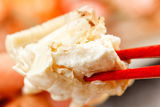 筷子夹着梭子蟹肉