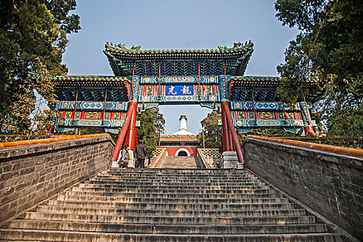 北京北海公园正觉殿下长梯与牌楼