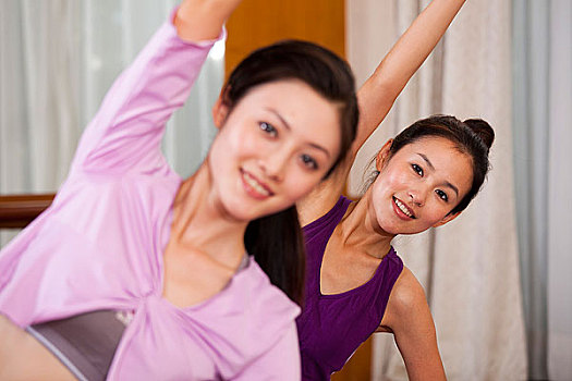 年輕女人瑜伽健身