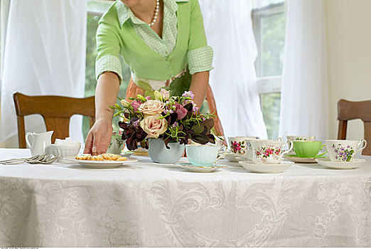 女人,铺桌子,旧式,茶杯