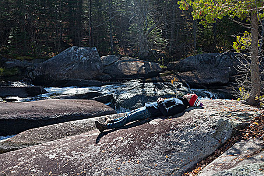 男性,远足,躺着,河边,石头,缅因,美国
