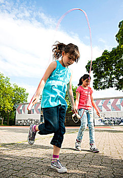 两个女孩,跳绳,学校,操场