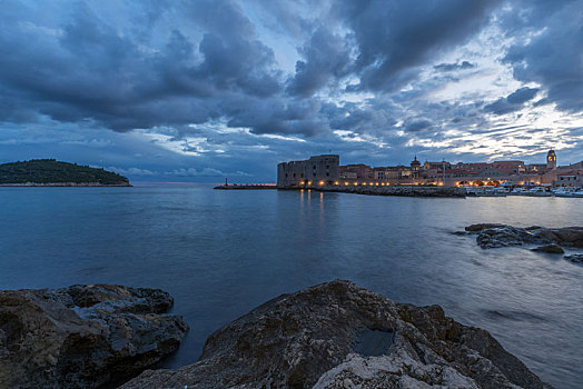 克罗地亚杜布罗夫尼克海老城海边夜景