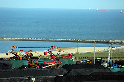 山东省日照市,俯瞰港口装卸生产,煤山如海,矿石绵延,折射中国经济活力无限