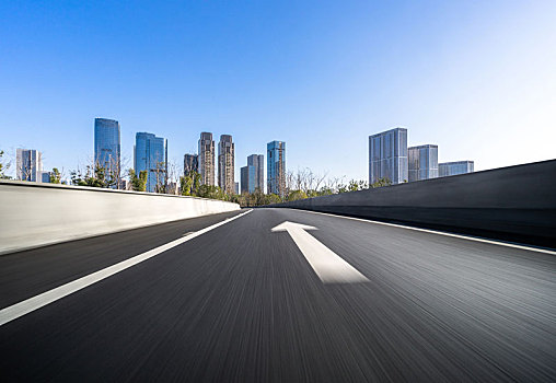 高速公路与城市天际线