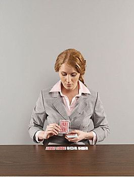 肖像,职业女性,玩,单人纸牌戏