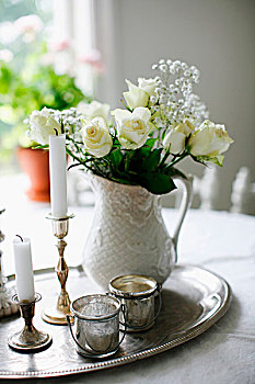 白色,玫瑰,丝石竹属植物,花瓶,靠近,烛台,茶烛,固定器具,银色托盘,旧式,安放