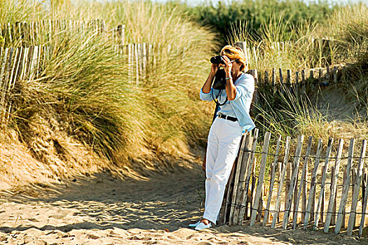 女人,双筒望远镜,海滩,栅栏,海洋,草,布列塔尼半岛,法国