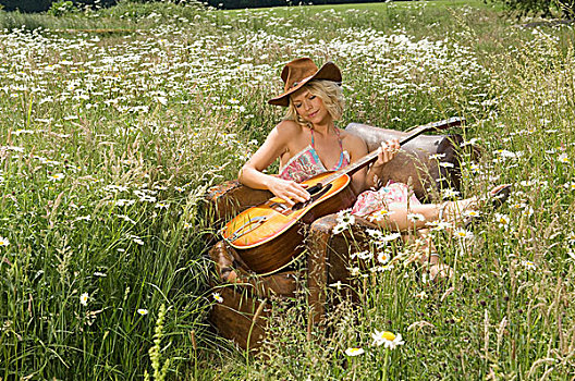 中年,女人,演奏,吉他,花园