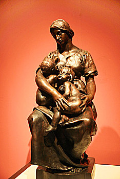 河南省博物院珍藏的法国画家保罗,迪布尔的雕塑作品,慈爱