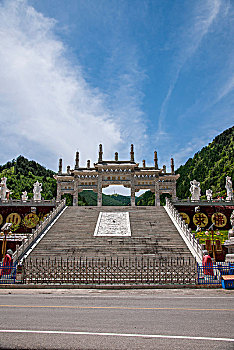 山西忻州市五台山白云寺,佛国圣城,汉白玉牌坊