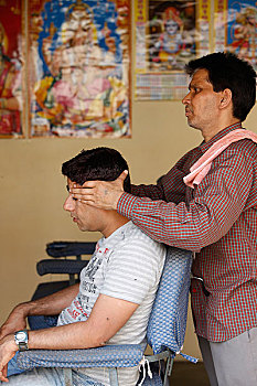 印度,里虚克虚,美发师,给,头部按摩
