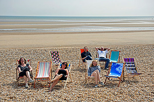 女人,一个,男人,折叠躺椅,海滩,海洋