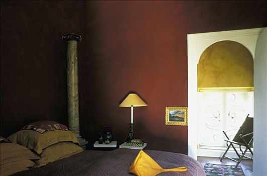 室内,房间,紫色,被单,小,黄色,包,床,红色,墙壁,地毯,扶手椅,大厅,背景