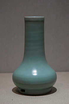 龙泉窑青瓷长颈瓶