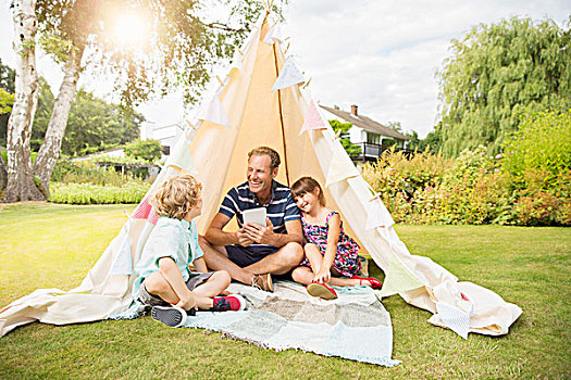 父亲,孩子,放松,圆锥形帐篷,后院