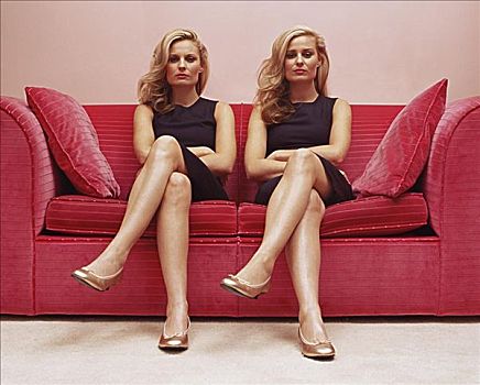 两个女人,双臂交叉,沙发