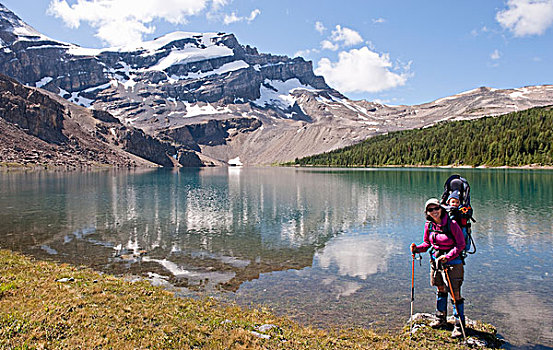 女人,远足,小路,婴儿,落基山脉,靠近,路易斯湖,艾伯塔省,加拿大