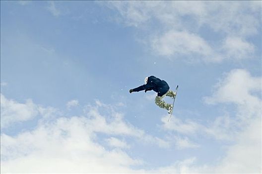 滑雪板玩家,跳跃,正面,蓝天,云