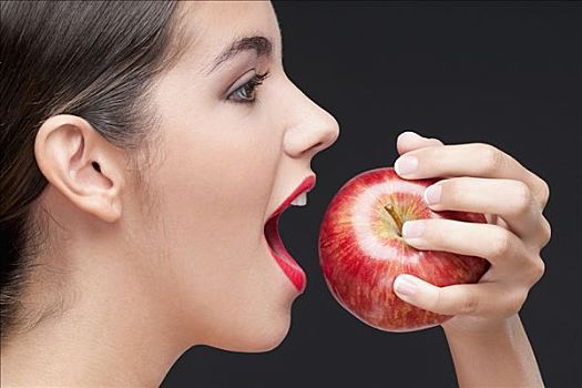 特写,女人,吃,红苹果