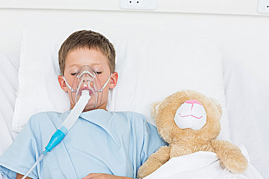 男孩,穿,氧气面罩,睡觉,旁侧,毛绒玩具