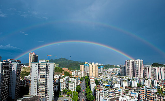 广西梧州,雨后彩虹景美如画