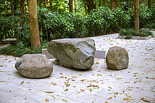 中国南方的石头桌子和椅子