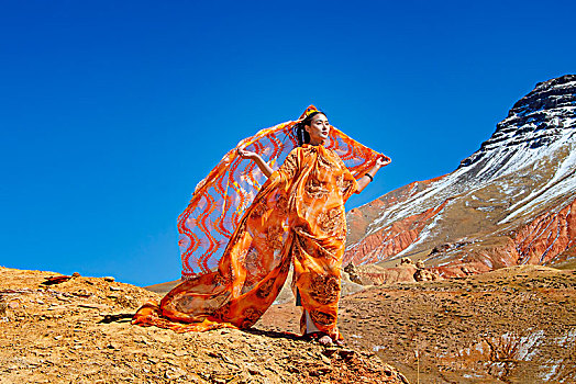 新疆,蓝天,雪山,女人,长裙,漂逸