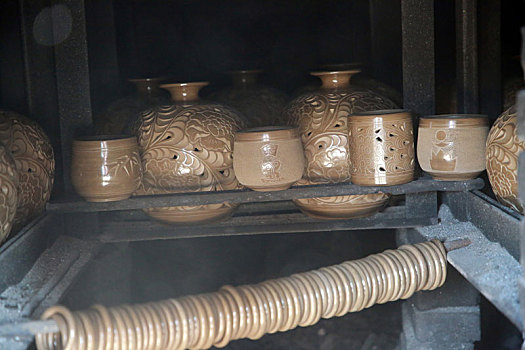 山东省日照市,黑陶制品烧制,静待陶器在烈火中淬炼