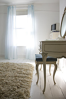 卧室,地毯,梳妆台,凳子